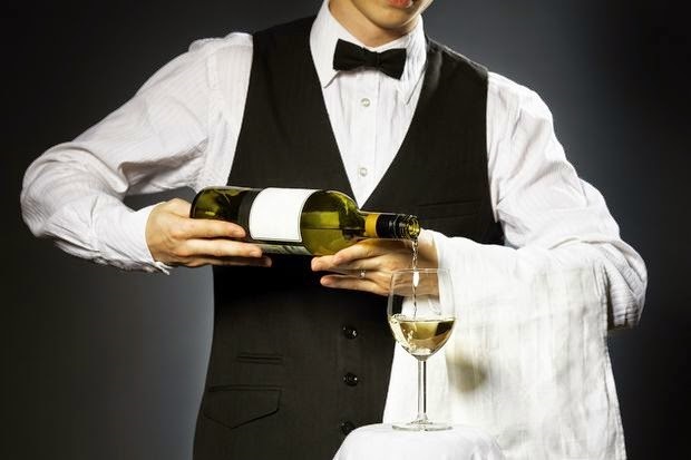 Το μάθημα παρέχει τις βασικές γνώσεις και τεχνικές οσο αφορα την υπηρεσία του κρασιού. Οι εκπαιδευόμενοι θα είναι σε θέση να αναγνωρίσουν κύριες μορφές του κρασιού και τα χαρακτηριστικά της καθε ποικιλιας σταφυλιου. Σωστους συνδυασμους κρασιου και φαγητου.